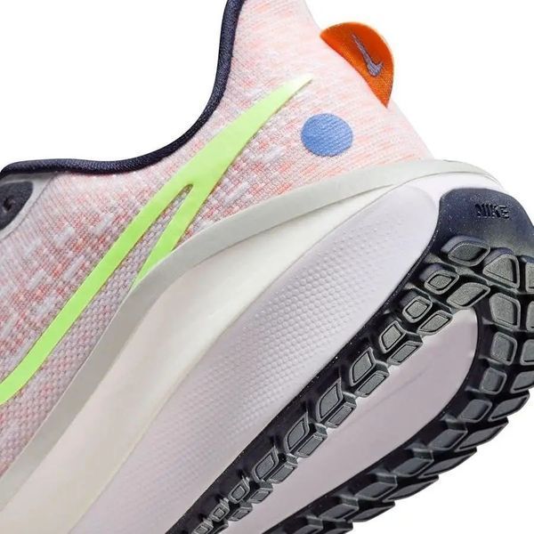 Жіночі кросівки Nike Vomero 17 Pink, біло-рожеві легкі кросівки Nike Vomero 17 фото