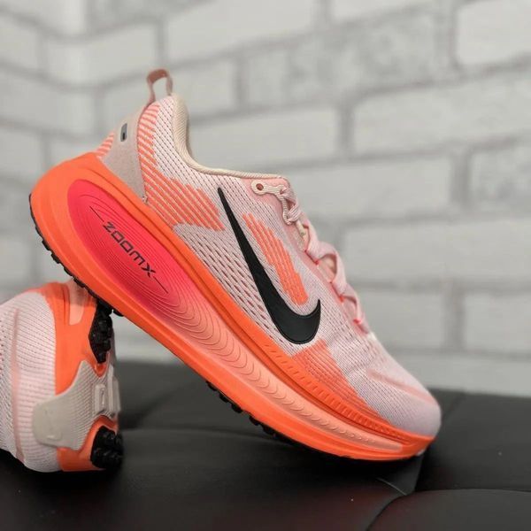 Жіночі кросівки Nike Vomero 18 Pink &mdash; легкі повітропроникні кросівки для бігу та повсякденного носіння Nike Vomero 18 Pink фото