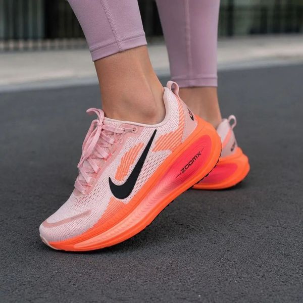 Жіночі кросівки Nike Vomero 18 Pink &mdash; легкі повітропроникні кросівки для бігу та повсякденного носіння Nike Vomero 18 Pink фото